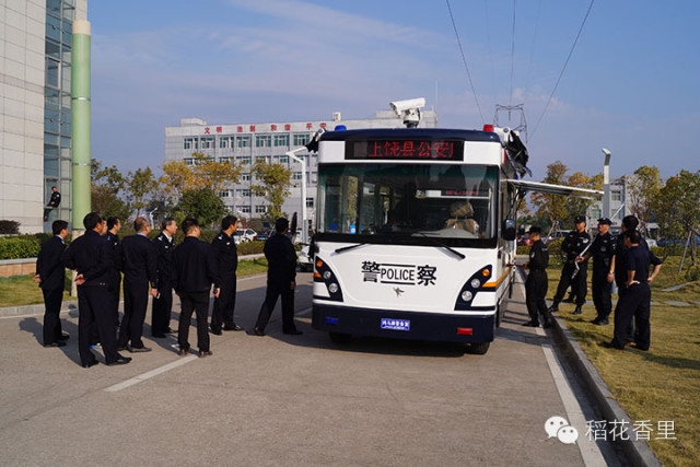 江西上饶5台鸿马移动警务室街头上岗(图1)