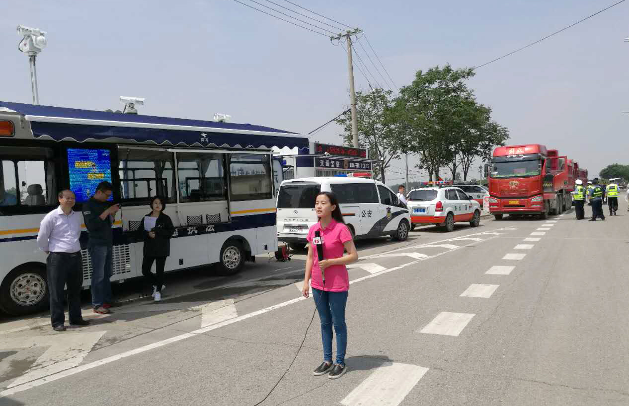 安徽蚌埠路政宣传月活动开启 移动交通执法站助力路警联动治超(图1)