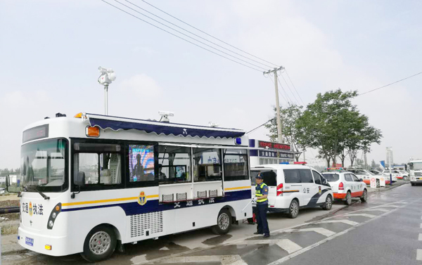 安徽蚌埠路政宣传月活动开启 移动交通执法站助力路警联动治超(图3)