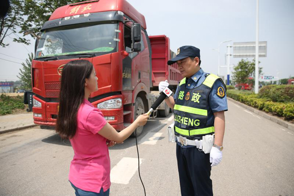 安徽省公路局组织“路政宣传月”活动  移动交通执法站助力联动治超(图2)