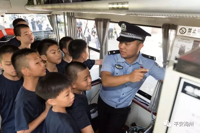 登移动警务车、学交通安全知识、看特警战术表演……“小特警”夏令营真过瘾(图1)