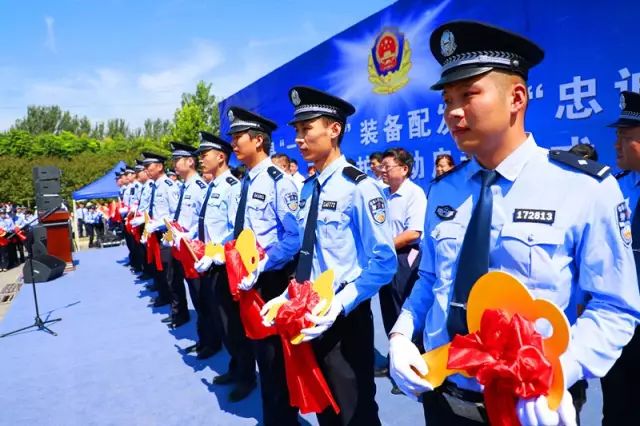 鹿邑县“一村一警”装备配发暨“忠诚2017”平安守护行动启动仪式(图8)