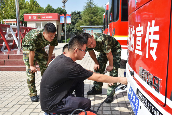 “消防宣传战士”整装待发  焦作消防支队举行消防宣传车发放仪式(图11)