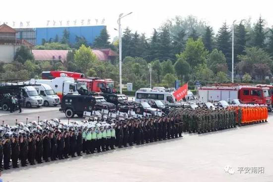 南阳市公安机关举行十九大安保誓师暨反恐演练活动(图2)