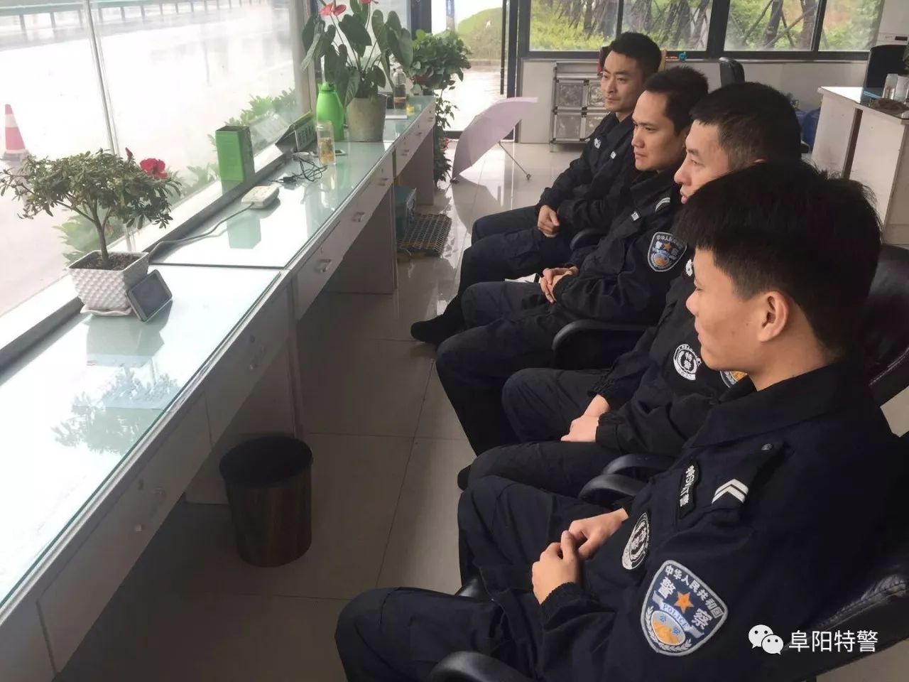 十九大我在岗 | 阜阳特警组织民警利用执勤间隙收听收看党的十九大开幕式盛况(图6)