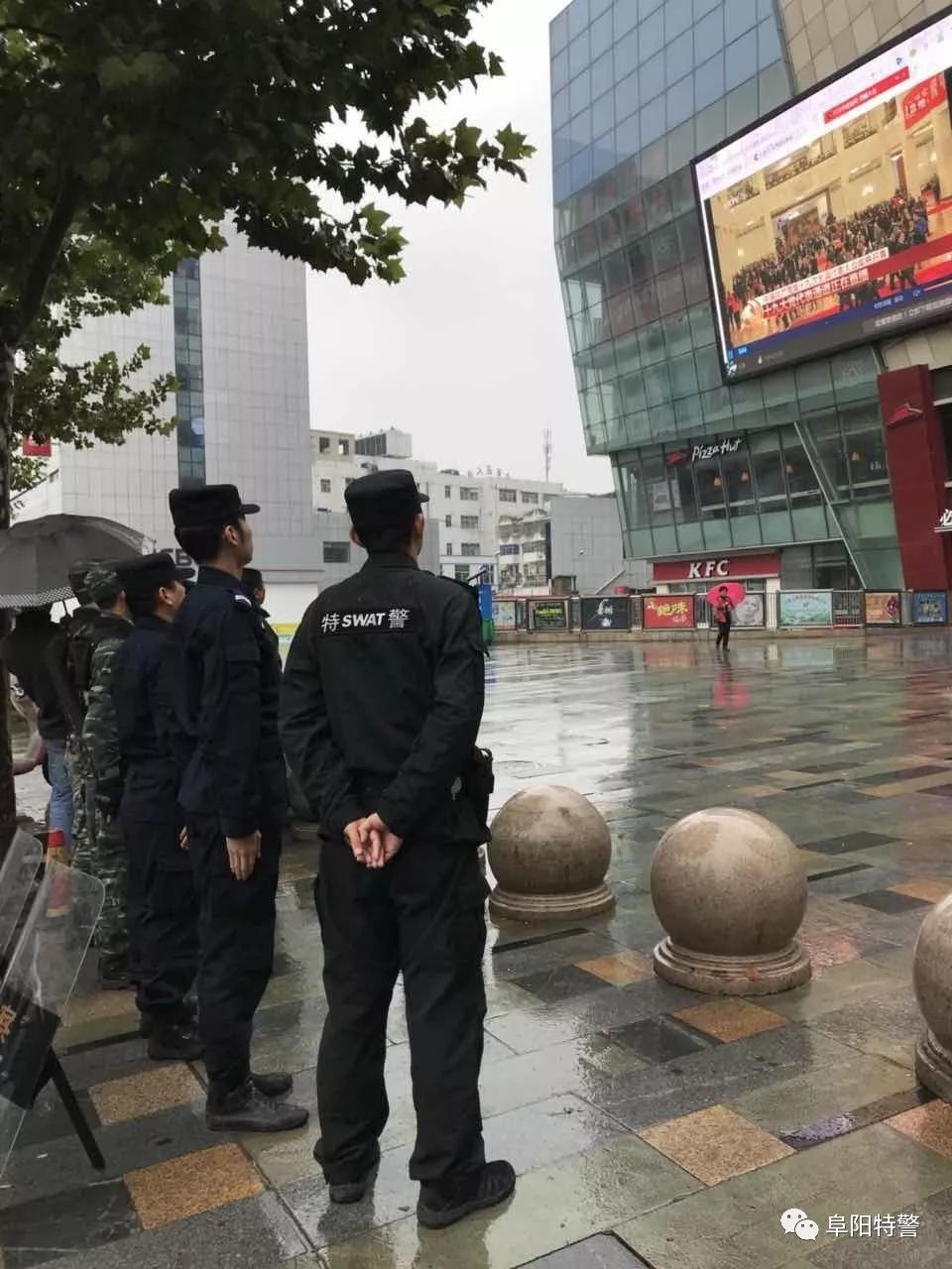 十九大我在岗 | 阜阳特警组织民警利用执勤间隙收听收看党的十九大开幕式盛况(图12)