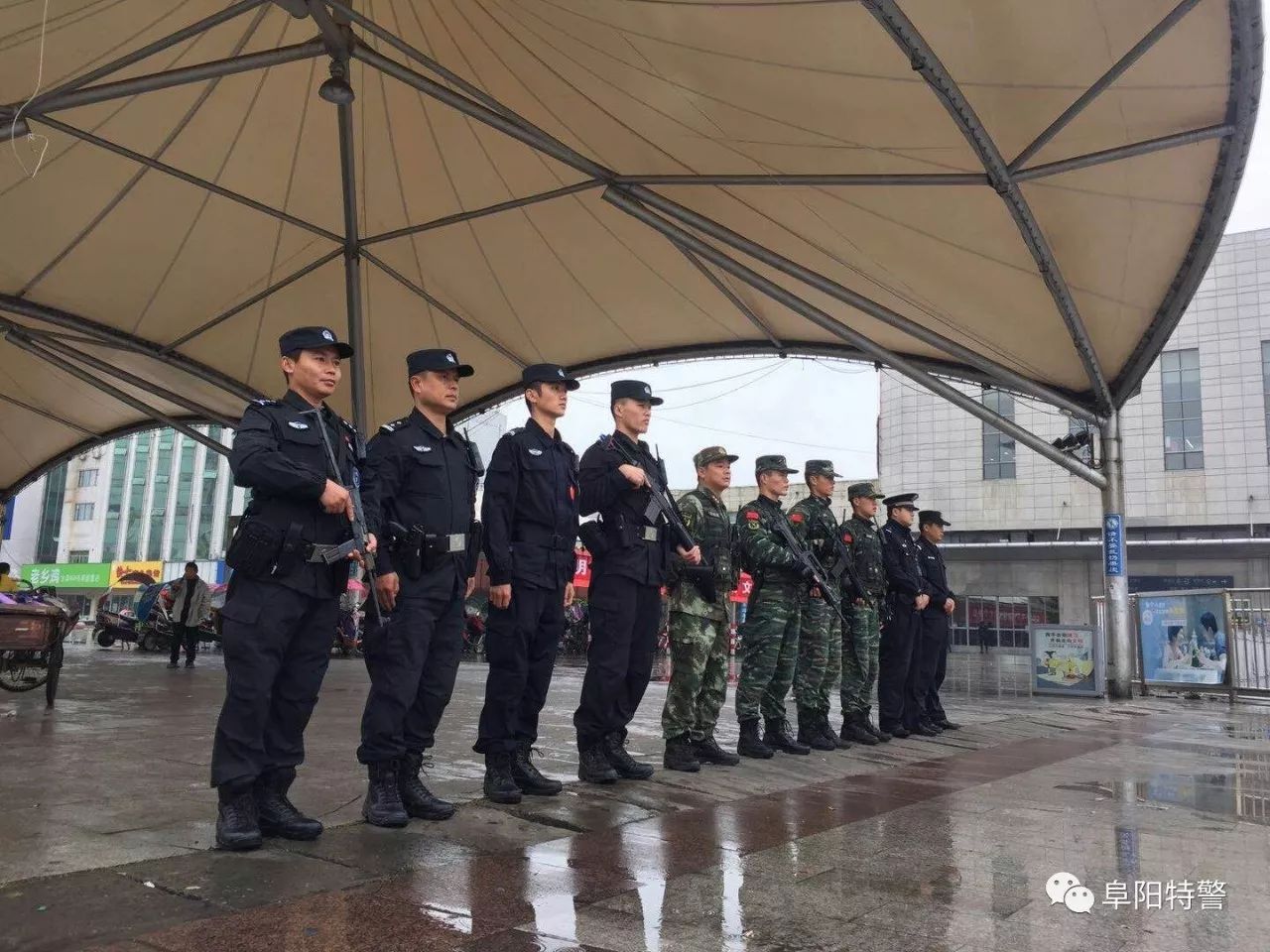 十九大我在岗 | 阜阳特警组织民警利用执勤间隙收听收看党的十九大开幕式盛况(图14)