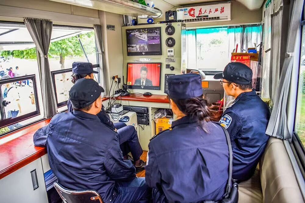 十九大在岗学习||各地公安民警在执勤间隙收看党的十九大开幕式盛况(图5)