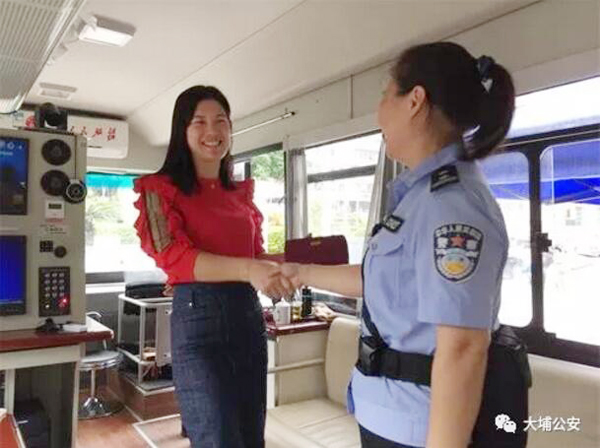 便利群众保平安   梅州大埔移动警务车街头服务市民(图3)