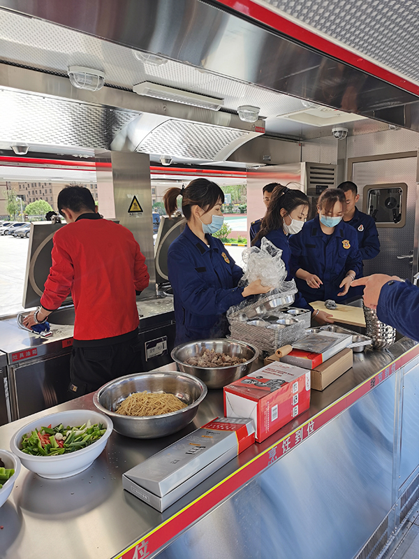 甘肃张掖：饮食保障车正式“入伍” 战勤保障新装备催生战斗力(图3)