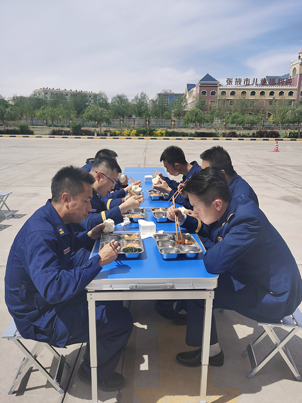 甘肃张掖：饮食保障车正式“入伍” 战勤保障新装备催生战斗力(图10)