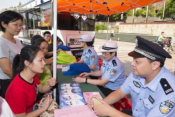 温馨服务家门口，警民连心零距离 ——移动警务车开进小区提供便民服务(图3)