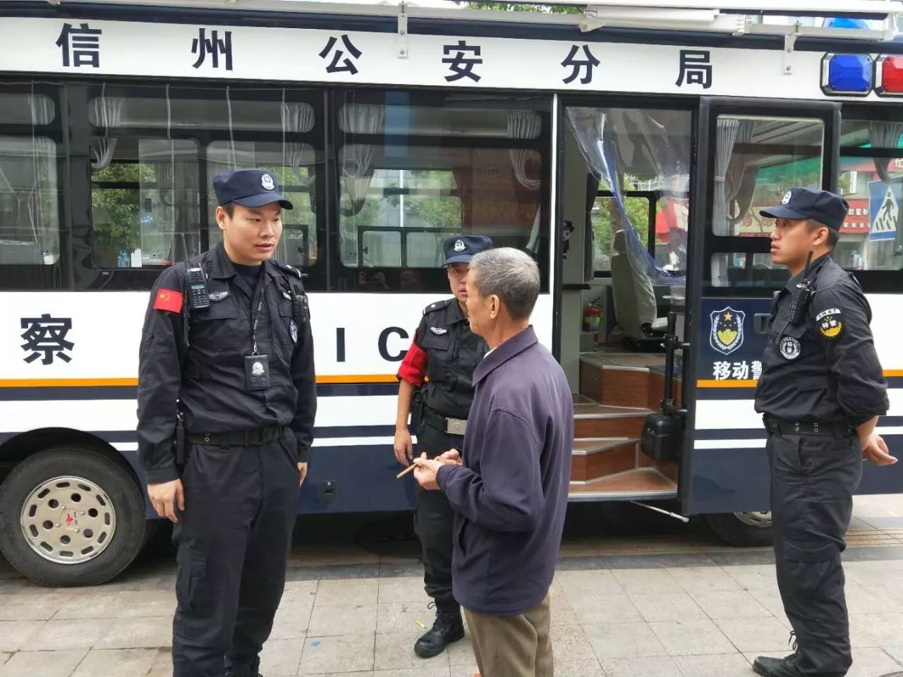 森源鸿马移动警务室为饶城街头增设了一道靓丽“警色”！(图2)