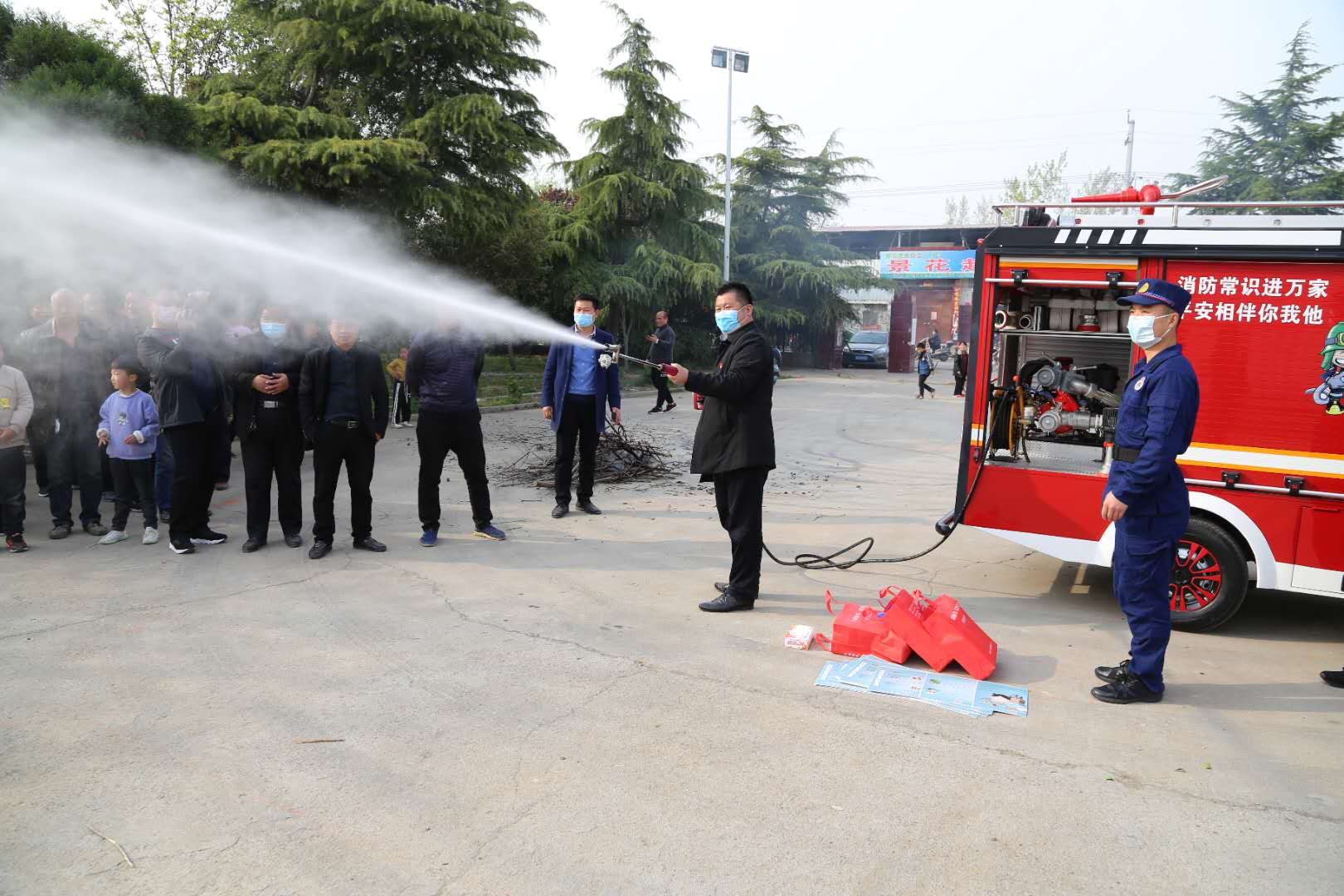 萌萌的郑州“迷你”消防车，防火宣传巡查时把大人孩子都吸引住了(图2)