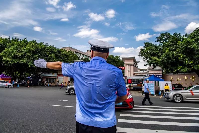 移动警务室开到考场  为考生提供贴心服务(图4)