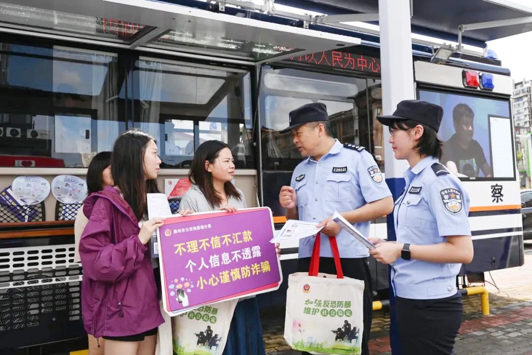 森源鸿马移动警务室亮相姜堰街头，太炫酷了！(图2)