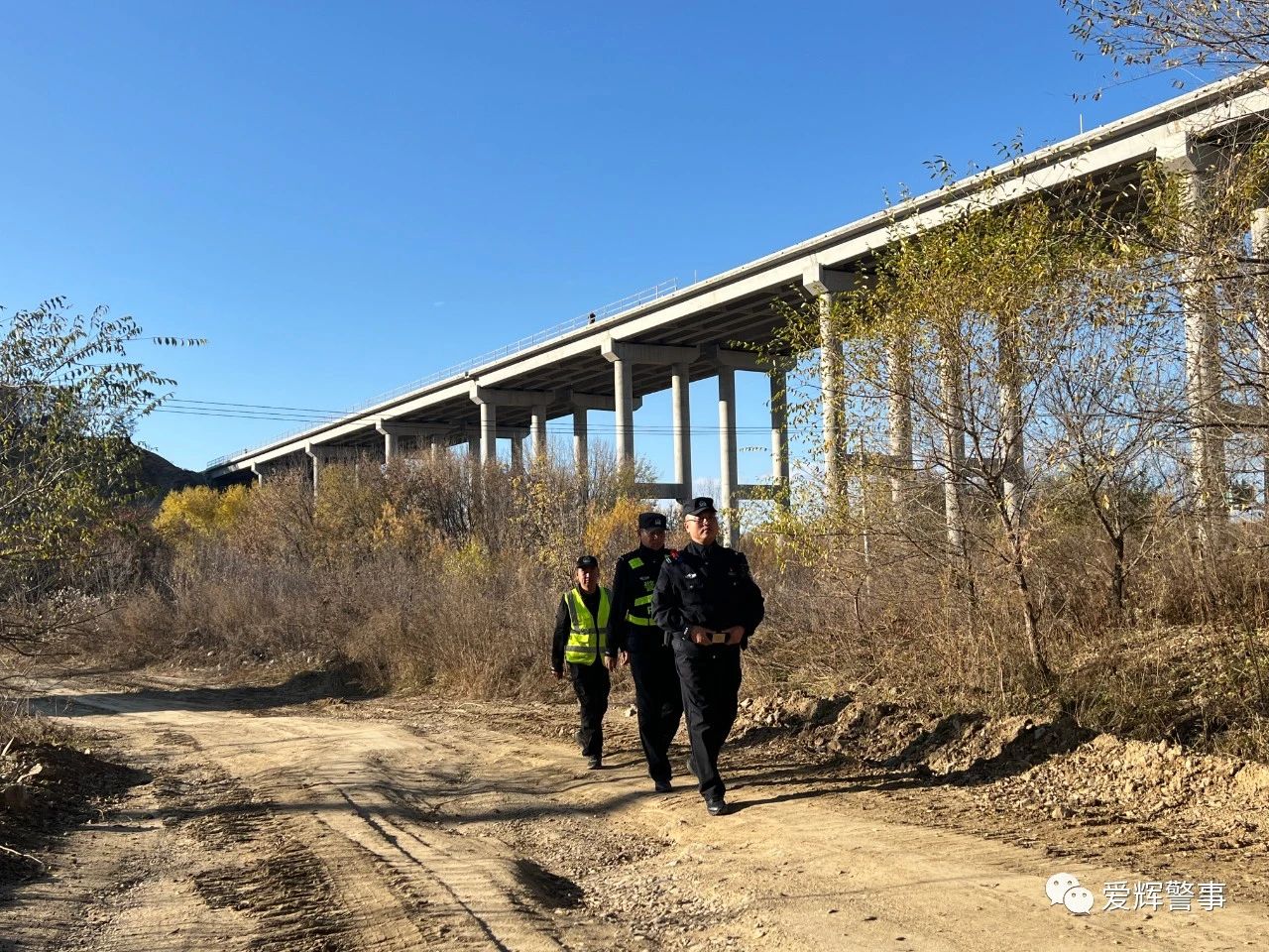 立足移动警务室阵地管控  筑牢边境屏障(图2)